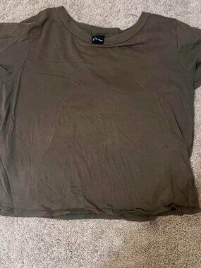 Olive green cropped top with a relaxed fit #croptop #summer